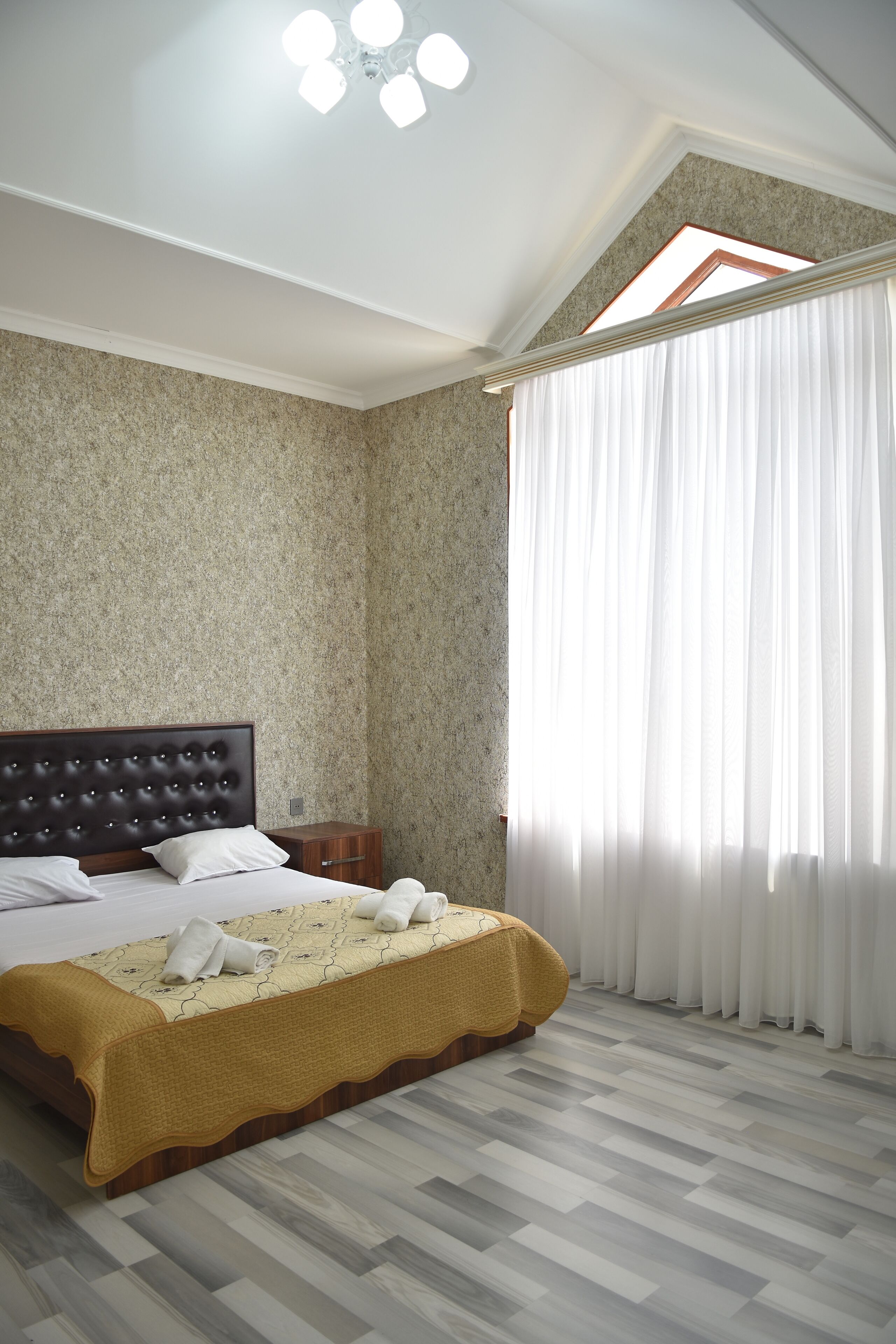 4 室のベッドルーム、高級寝具、防音設備、アイロン / アイロン台