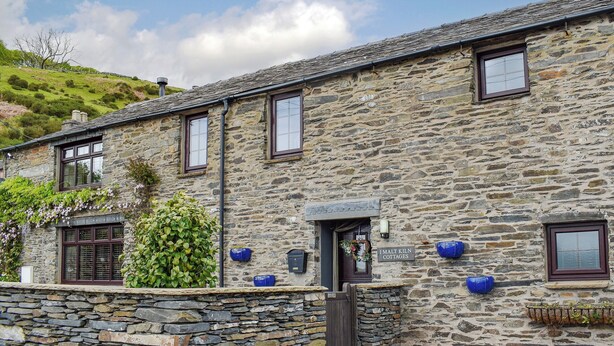 A stone cottage with a sign reading "Malt Kiln Cottages". - The Studio at Malt Kiln Cottage (Grizebeck, near Kirkby-in-Furness)