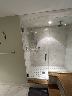 Dusche, Haartrockner, Bidet, Handtücher