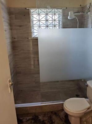 Douche, serviettes fournies, papier toilette