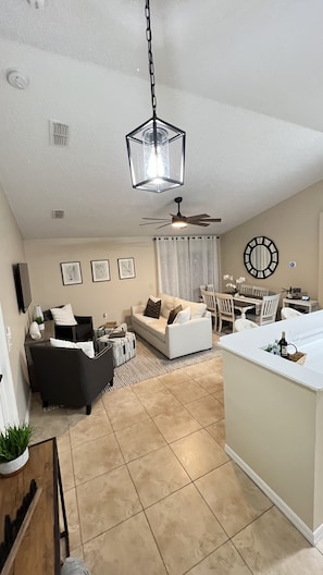 Smart TV, fireplace, table tennis, stereo