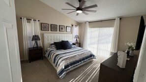 3 habitaciones, escritorio y tabla de planchar con plancha 