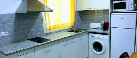 Réfrigérateur, micro-ondes, four, cafetiÚre/bouilloire