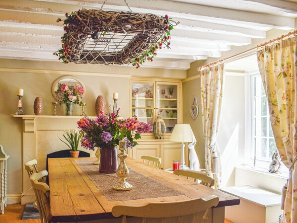 Dining - 4 bedroom accommodation in St. Mabyn, near Bodmin (St. Mabyn, near Bodmin)