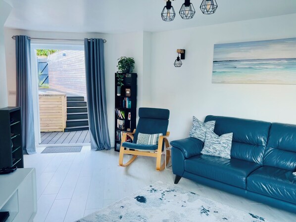 TV, DVD player, books - Little Sea View - House with gated beach access (Duporth)