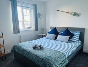 3 bedrooms, iron/ironing board, free WiFi, bed sheets - Little Sea View - House with gated beach access (Duporth)