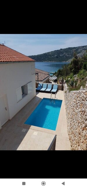 Et oppvarmet basseng