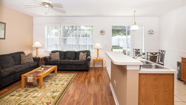 Casa, várias camas, acesso à piscina, vista para a piscina (Magic House At Legacy Park) | Parte interna