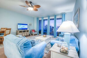 Condo, varias camas, cocina, vista al océano (A Shore Thing) | Área de sala de estar | Televisión de pantalla plana de 42 pulgadas con canales digitales 