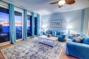 Apartment, Mehrere Betten, Küche, Meerblick (A Shore Thing) | Wohnbereich | 42-Zoll-Flachbildfernseher mit Digitalempfang