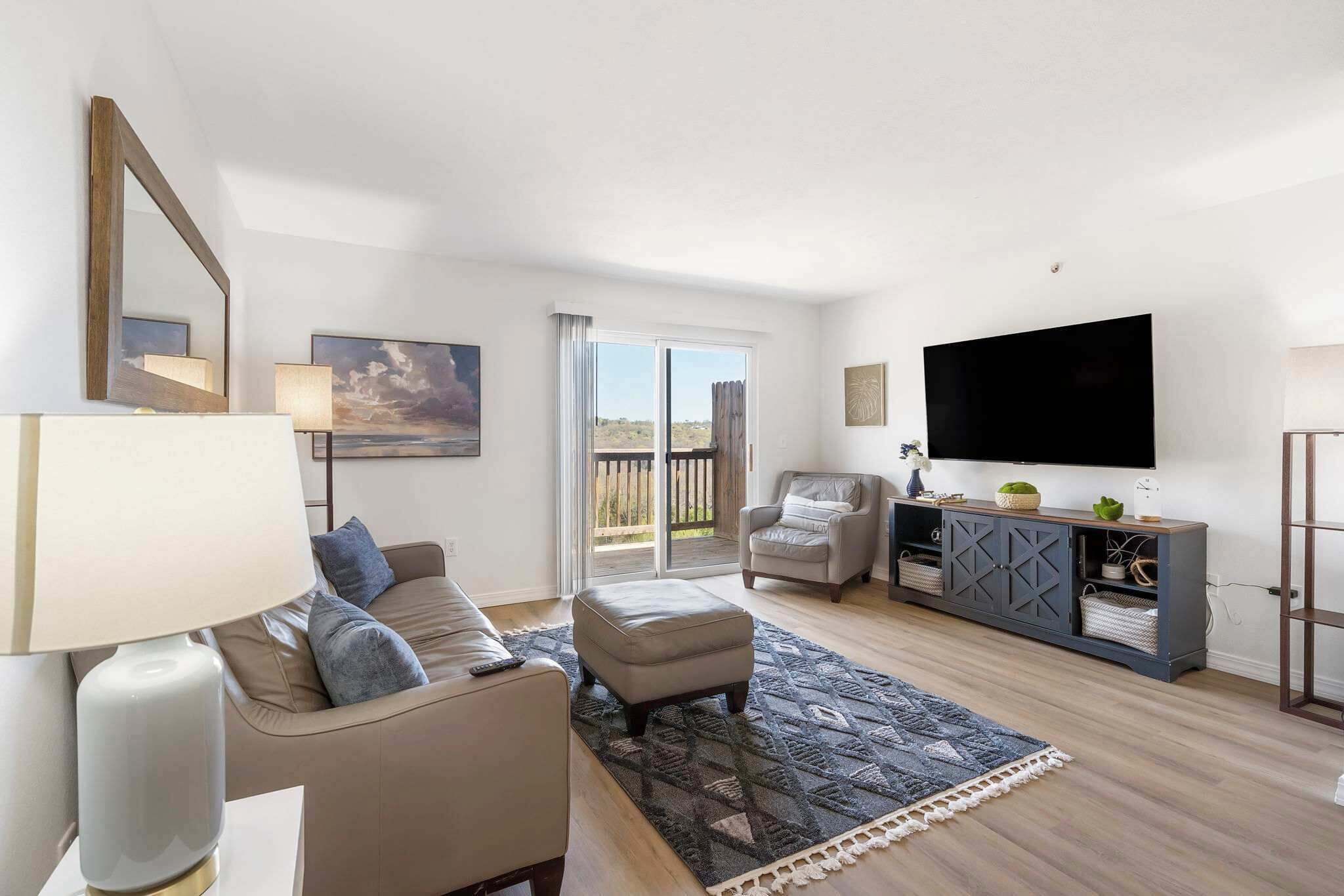 Condo, várias camas, sacada, vista para a montanha (Ozark Mountain Overlook) | Área de estar | TV de tela plana 42 polegadas com canais digitais