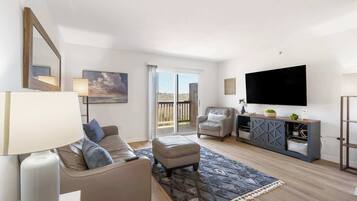 Condo, várias camas, sacada, vista para a montanha (Ozark Mountain Overlook) | Área de estar | TV de tela plana 42 polegadas com canais digitais