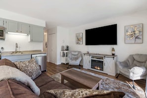 Kondominium, 1 Tempat Tidur King dengan tempat tidur Sofa, patio (3 Bears Hideaway ) | Area keluarga | Televisi layar datar 50-inci dengan saluran TV digital dan perapian