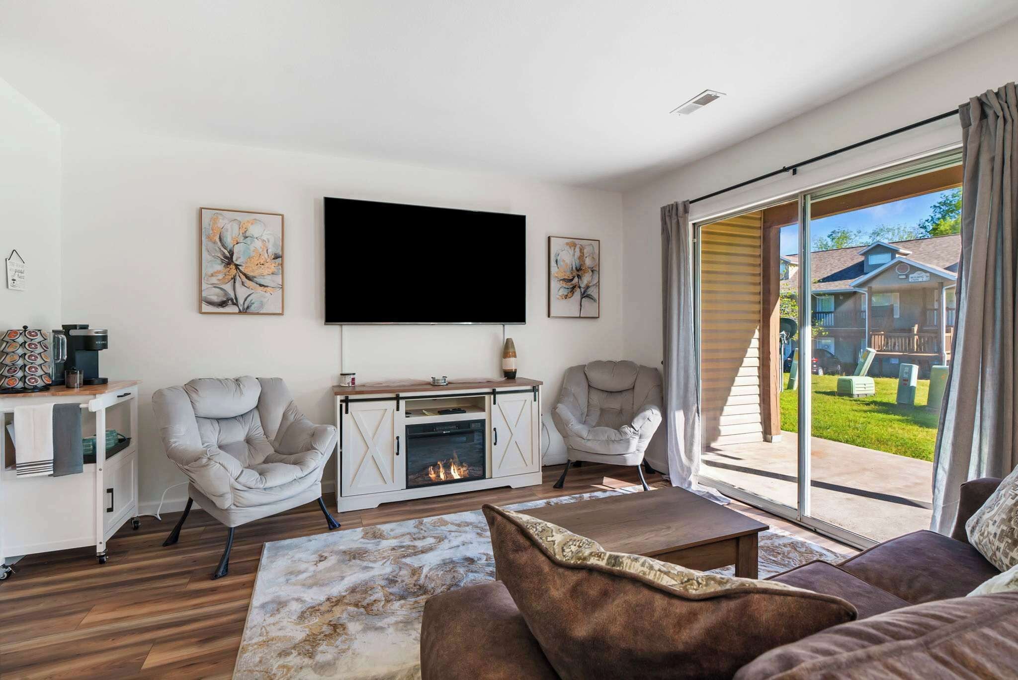 Condo, 1 cama King size y sofá cama, patio, vista al jardín (3 Bears Hideaway ) | Área de sala de estar | Televisión de pantalla plana de 50 pulgadas con canales digitales 