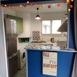 Een koelkast, een microgolfoven, een oven, een kookplaat