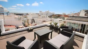 A rooftop terrace with outdoor furniture, a view of the cityscape, and a clear sky. - Isa SkyHouse Algarve (Portimão)