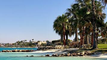 近隣のプライベートビーチ、白砂、ビーチ シャトルサービス、ビーチパラソル