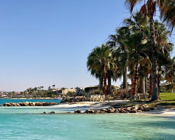 Plage privée à proximité, sable blanc, navette pour la plage, parasols