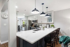 Apartment, Mehrere Betten, Terrasse, Gartenblick (Brookside Duo) | Eigene Küche | Wasserkocher mit Kaffee-/Teezubehör