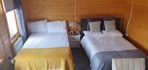 1 dormitori, planxa i posts de planxar, wifi i roba de llit 