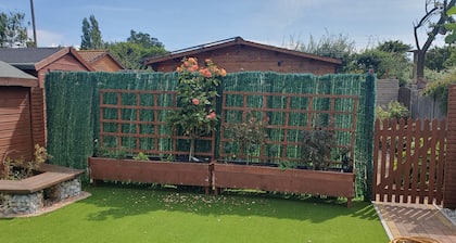 Summer House Cabin, With Outside Space, Sleeps 2 Adults and Child, pet Friendly