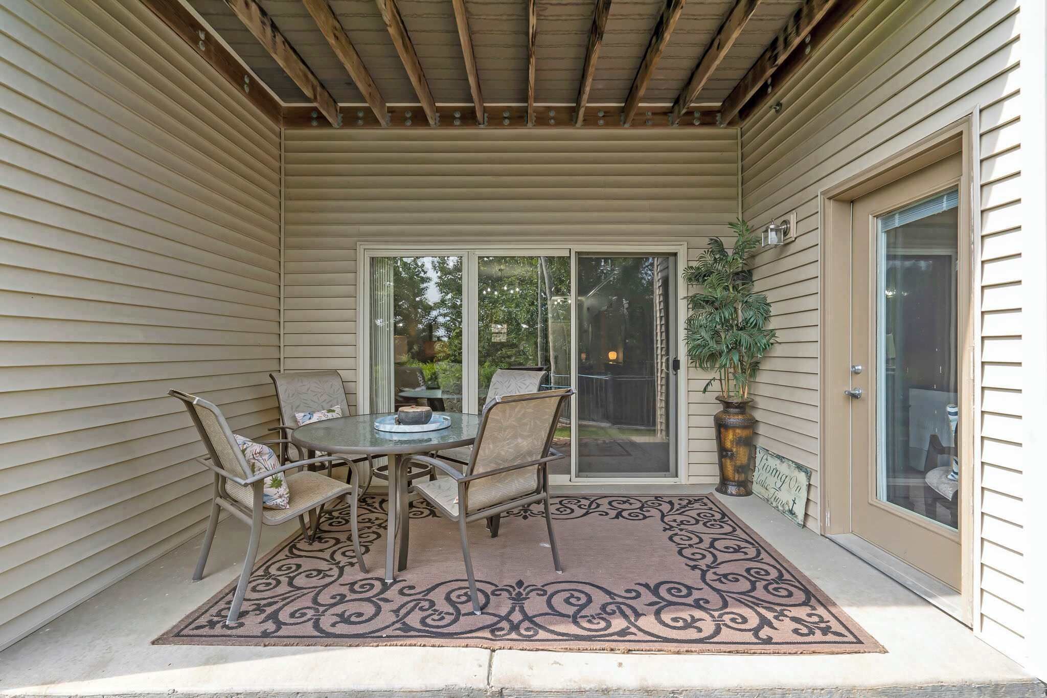 公寓式客房, 多张床, 露台, 花园景观 (*New* Blue Heron Hideaway) | 室外用餐