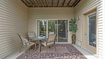 Kondominium, Beberapa Tempat Tidur, patio, pemandangan kebun (*New* Blue Heron Hideaway) | Tempat makan outdoor