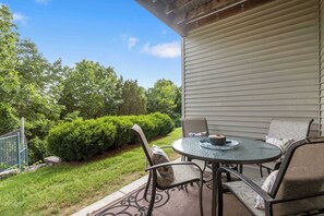 Apartment, Mehrere Betten, Terrasse, Gartenblick (*New* Blue Heron Hideaway) | Speisen im Freien