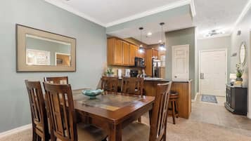 Condo, varias camas, patio, vista al jardín (*New* Blue Heron Hideaway) | Restaurantes