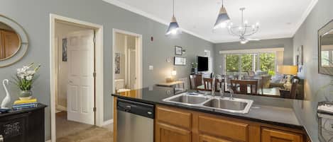 Lejlighed - flere senge - terrasse - udsigt til have (*New* Blue Heron Hideaway) | Privat køkken | Kaffe-/temaskine, elkedel