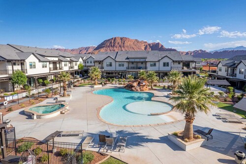 Coral Paradise Community Pool