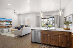 联排别墅, 多张床, 露台, 山景 (Coral Paradise) | 起居区 | 50-英寸纯平电视 （配备数码频道）、壁炉