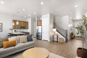 联排别墅, 多张床, 露台, 山景 (Coral Paradise) | 起居区 | 50-英寸纯平电视 （配备数码频道）、壁炉