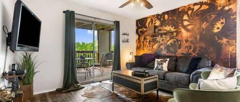 Apartamento, varias camas, patio, vistas a la montaña (Best of Branson Duo) | Zona de estar | Televisión de pantalla plana de 42 pulgadas con canales digitales