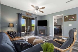 Condo, várias camas, varanda, vista para a montanha (Best of Branson Duo) | Área de estar | TV de tela plana 42 polegadas com canais digitais, lareira
