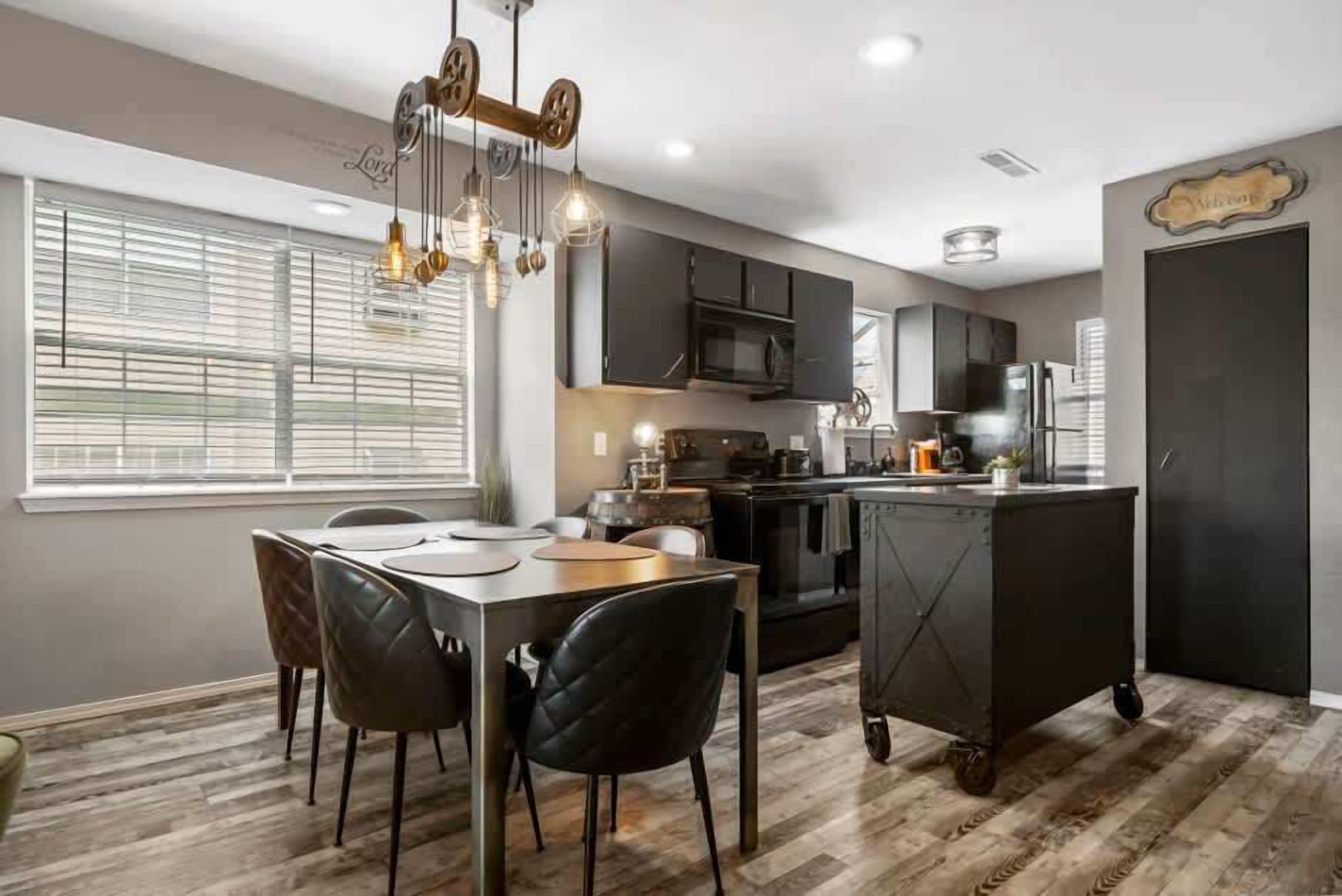 公寓式客房, 多张床, 露台, 山景 (Best of Branson Duo) | 私人厨房 | 茶具/咖啡用具、餐桌