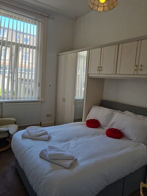 2 bedrooms, iron/ironing board, WiFi, bed sheets - Lawnswood Apartment is 3 mins from Blackpool Pleasure Beach with free parking (Blackpool)