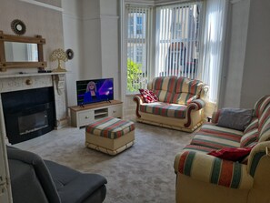 Living area - Lawnswood Apartment is 3 mins from Blackpool Pleasure Beach with free parking (Blackpool)