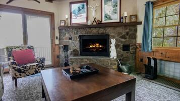 Een televisie en een open haard