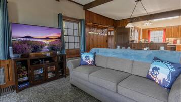 Een televisie en een open haard