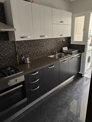 Geladeira, produtos de limpeza, toalhas de papel