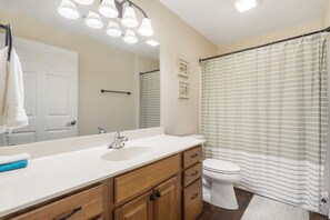 Condo, nhiều giường, bếp (Branson Hilltop Haven) | Phòng tắm | Máy sấy tóc, khăn tắm, giấy vệ sinh 