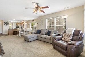 Condo, nhiều giường, bếp (Branson Hilltop Haven) | Khu phòng khách | TV màn hình ph  ẳng 42-inch có truyền hình kỹ thuật số 