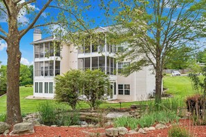 Exterior - Brookside Getaway - Spacious Sunroom (Branson)