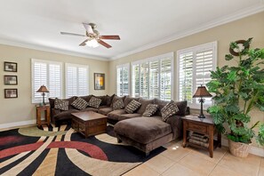 Ház, több ágy, pezsgőfürdő, kilátással a hegyre | Nappalirész | Tévé, kandalló és MP3-dokkoló