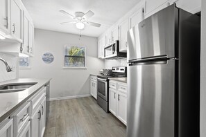 Kühlschrank, Mikrowelle, Ofen, Herdplatte