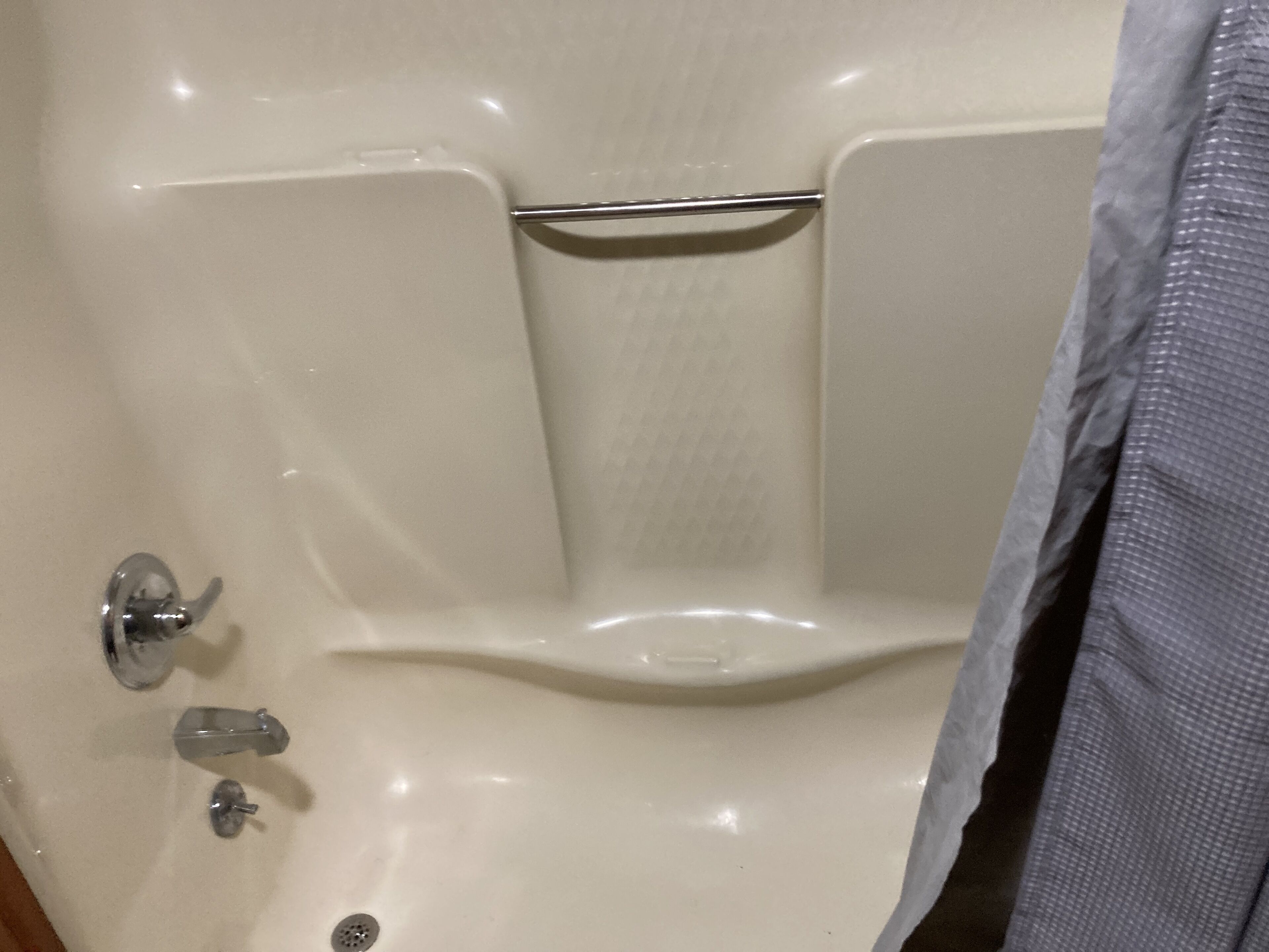 Secador de pelo, toallas, jabón y papel higiénico