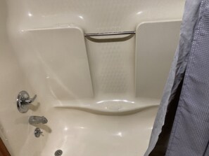 Sèche-cheveux, serviettes fournies, savon, papier toilette