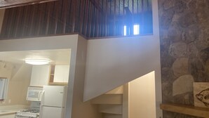 Eine Küche mit Herd, Mikrowelle und Kühlschrank.