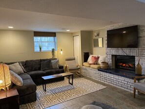 Smart TV, chimenea, monitor de computadora